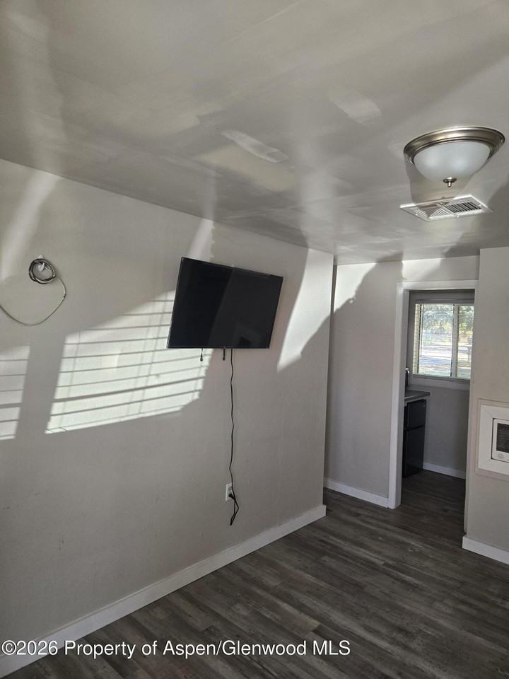 205 E Victory Way - Photo 2 of 6