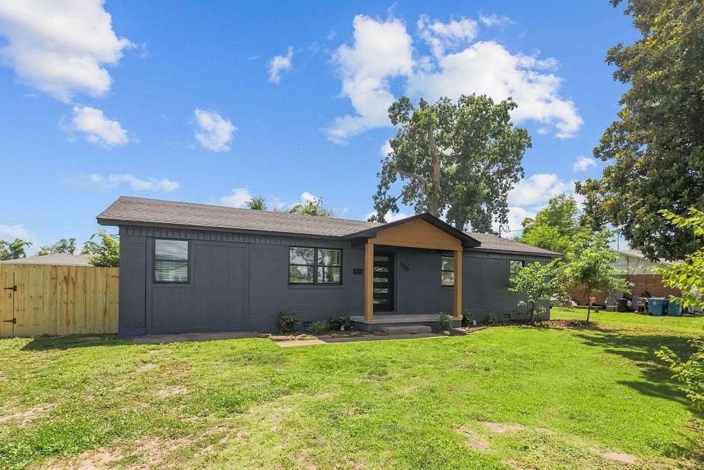 809 Carson Dr - Photo 3 of 32