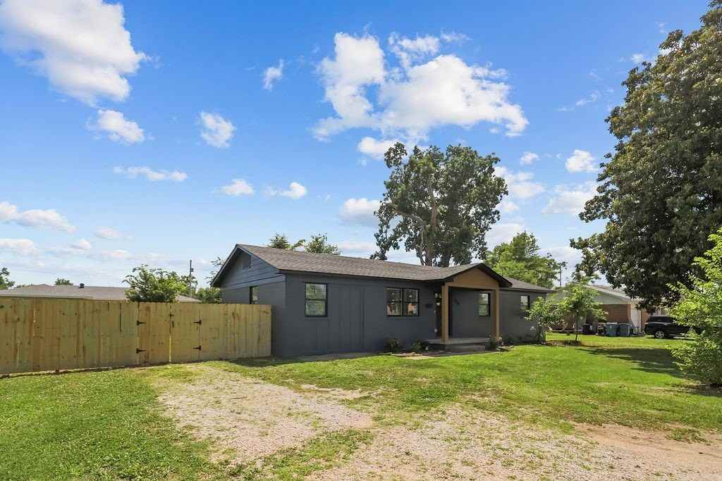 809 Carson Dr - Photo 4 of 32