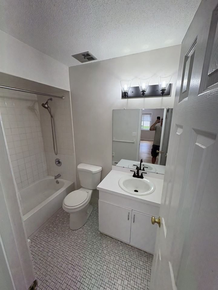 85 N Middletown RoadApt D-02 #D02 - Photo 5 of 7