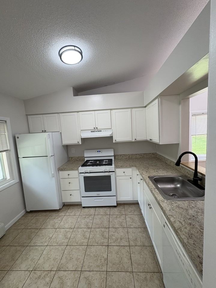 85 N Middletown RoadApt D-02 #D02 - Photo 6 of 7