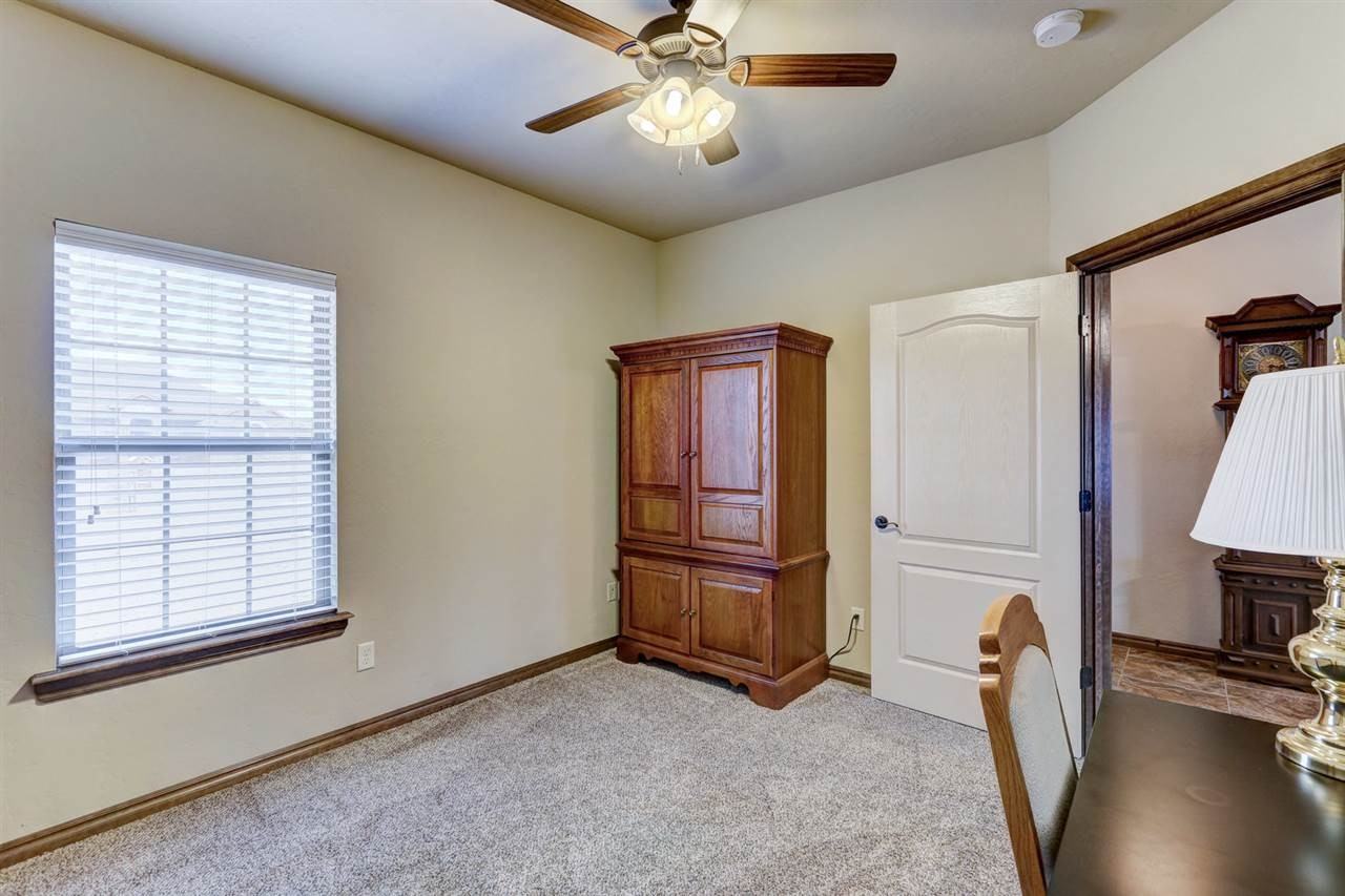 1413 Ne Scenic Rdg #1 - Photo 7 of 32