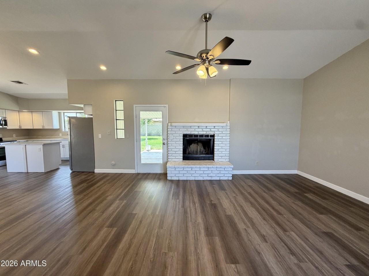 5201 W Mercer Ln - Photo 2 of 33