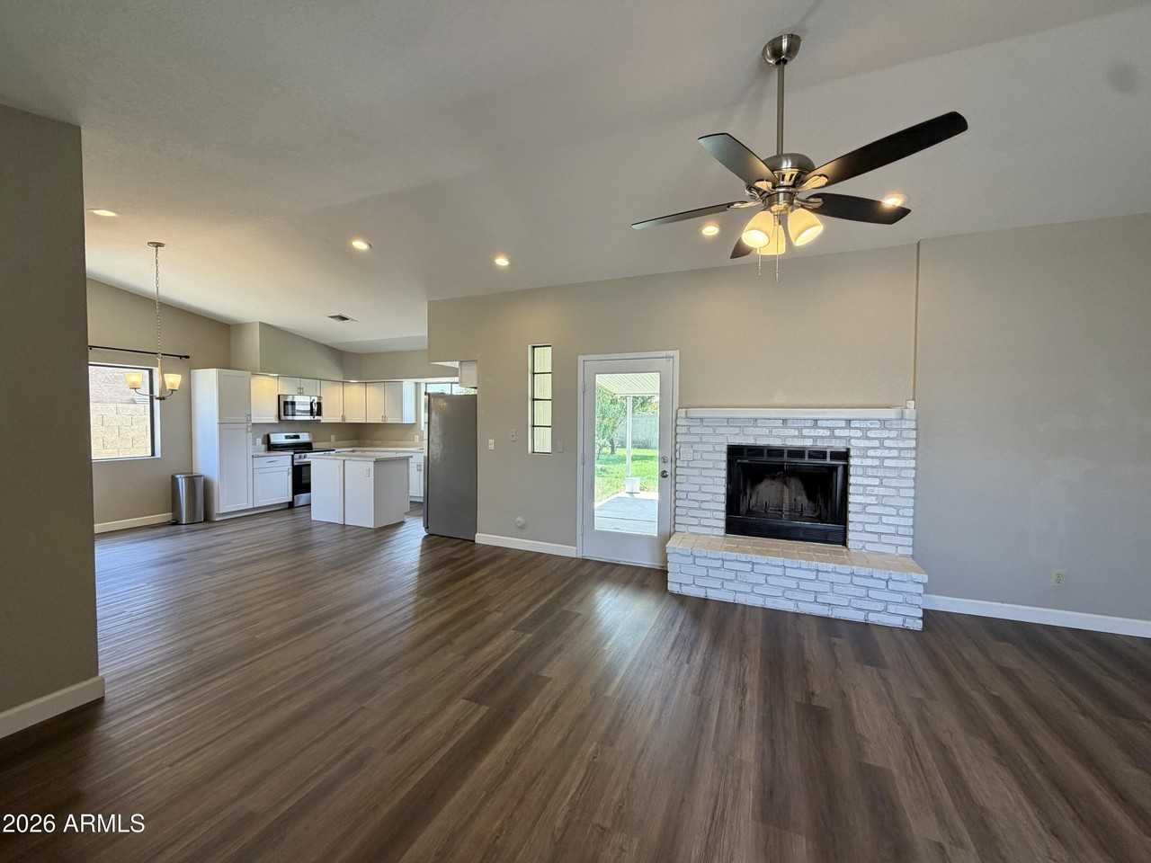 5201 W Mercer Ln - Photo 3 of 33