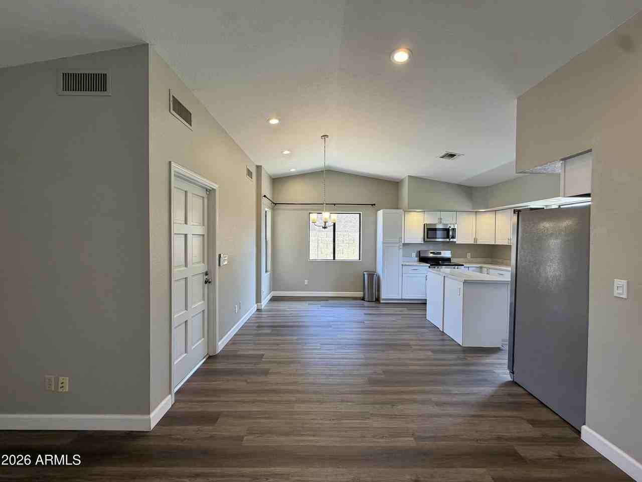 5201 W Mercer Ln - Photo 4 of 33