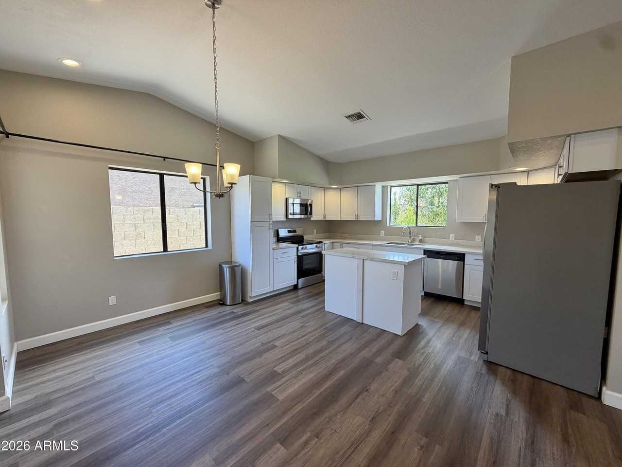 5201 W Mercer Ln - Photo 5 of 33