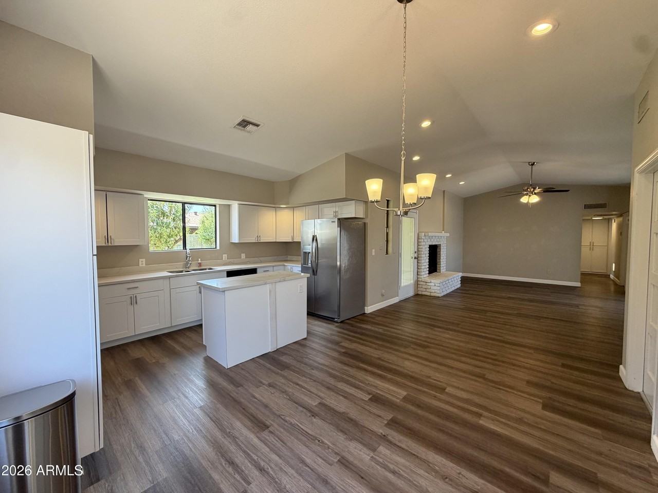 5201 W Mercer Ln - Photo 6 of 33