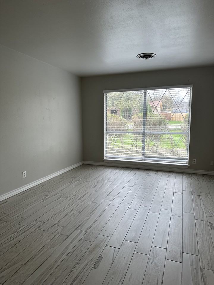 918 Morey Peak Dr - Photo 4 of 10