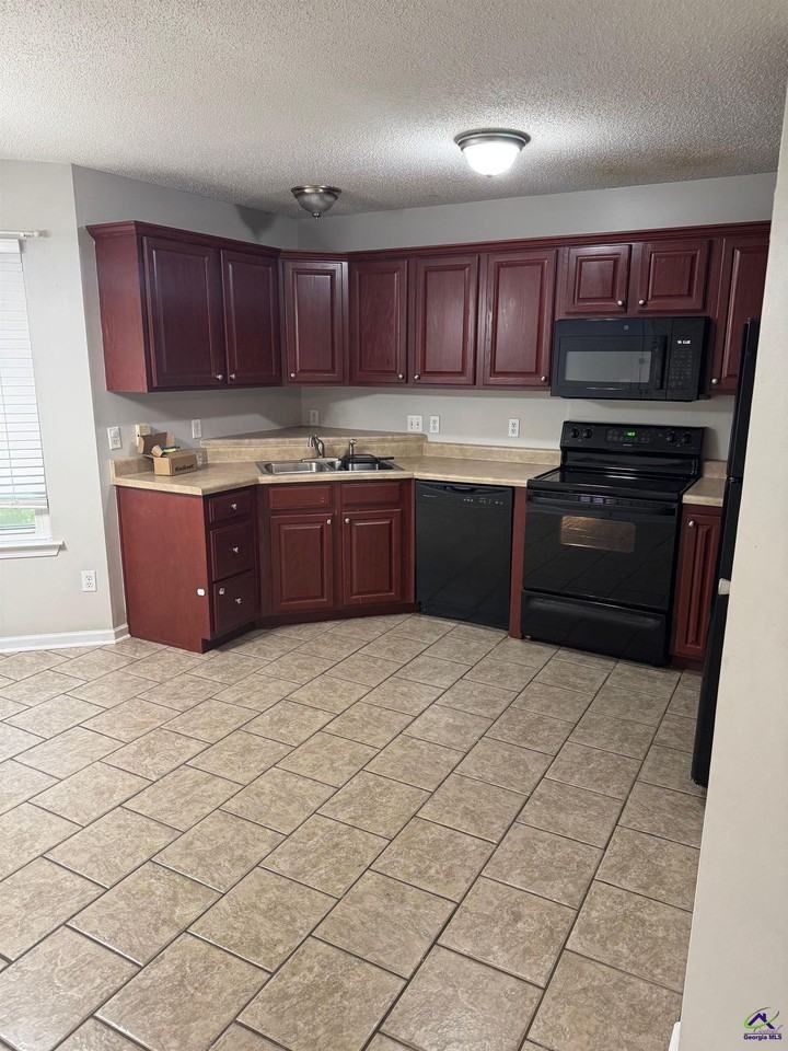 210 Manchester Ln - Photo 4 of 16