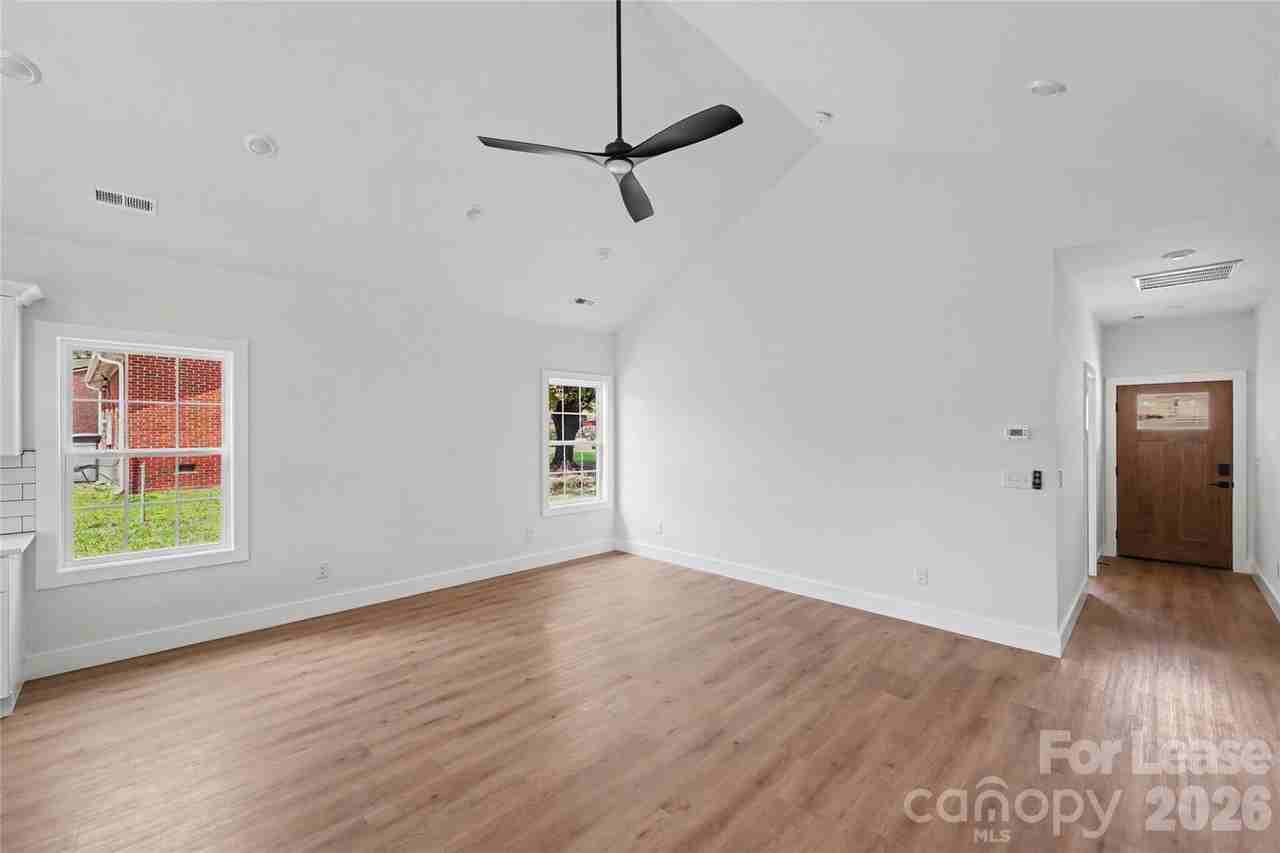 1709 College Plz - Photo 2 of 33
