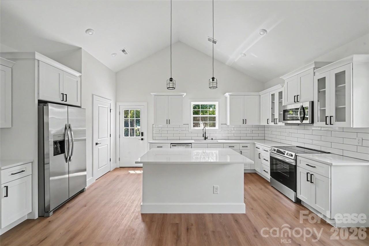 1709 College Plz - Photo 3 of 33