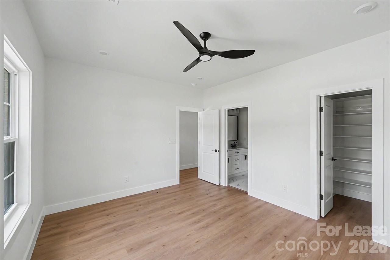 1709 College Plz - Photo 4 of 33