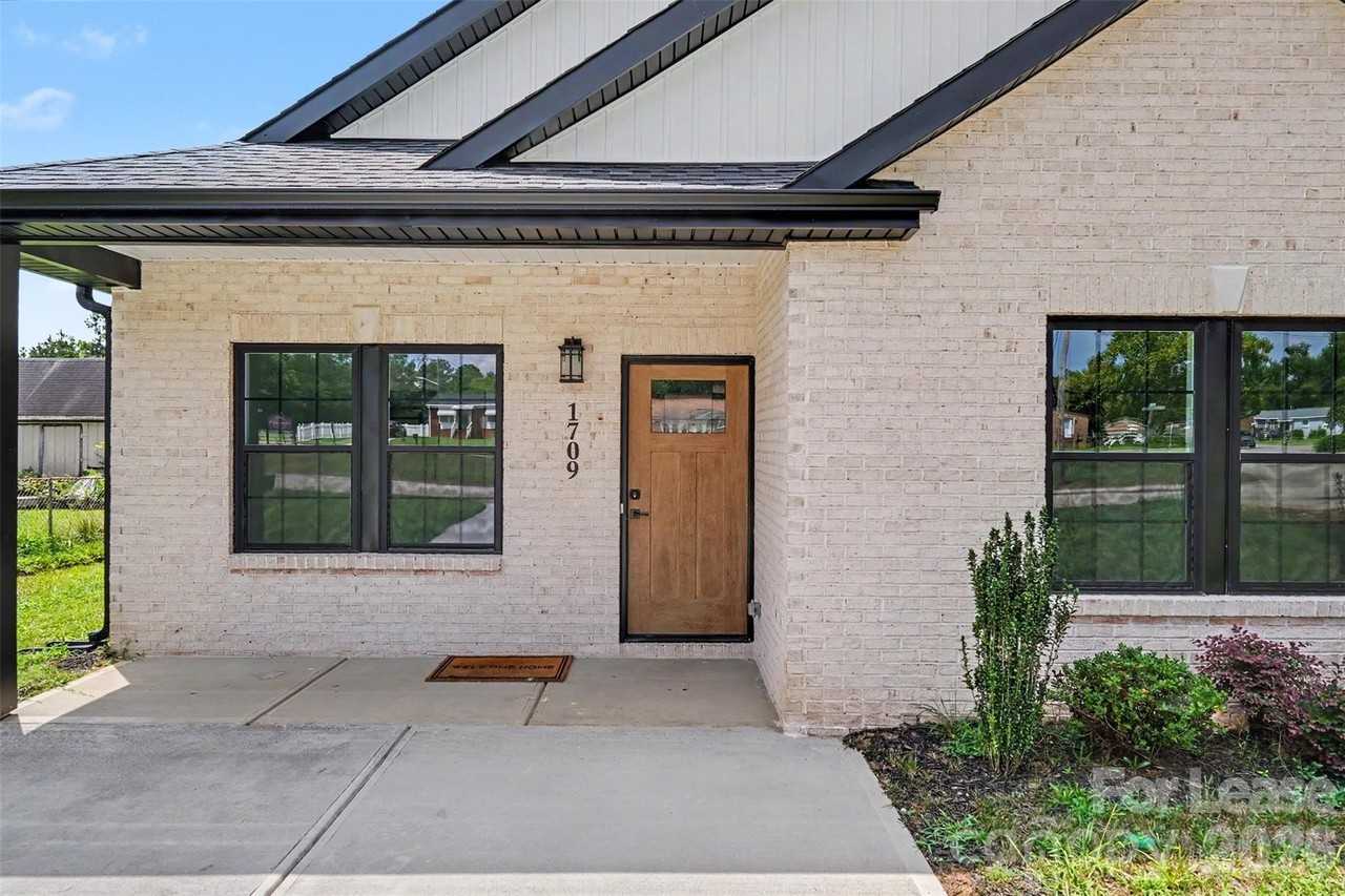 1709 College Plz - Photo 7 of 33
