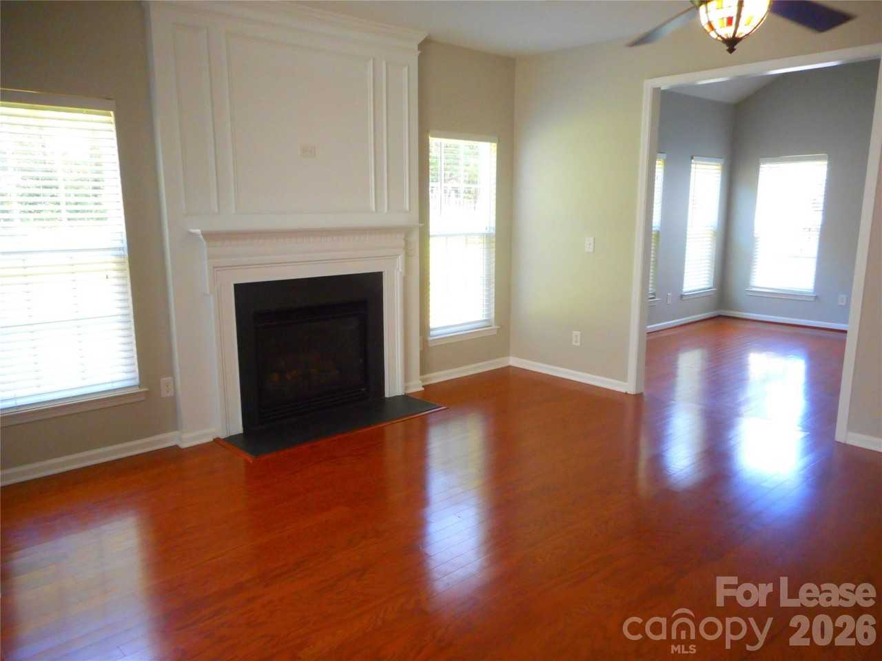 1018 Fountainbrook Dr - Photo 4 of 30