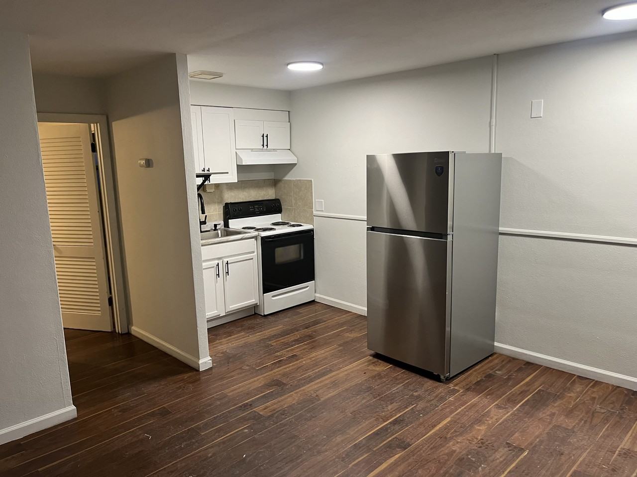 1906 Rhodes St #4 - Photo 2 of 8