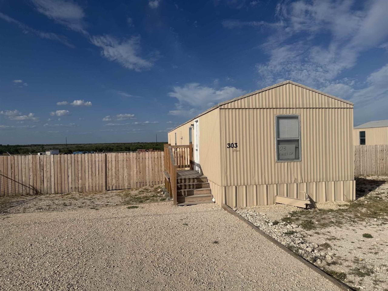 303 Lewis Dr - Photo 4 of 13