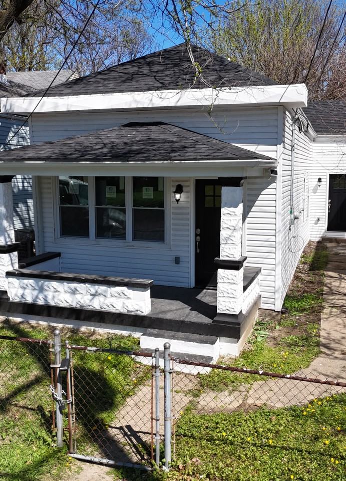 2403 Bank St - Photo 3 of 17