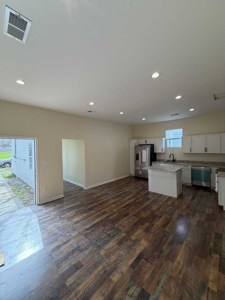 2403 Bank St - Photo 5 of 17