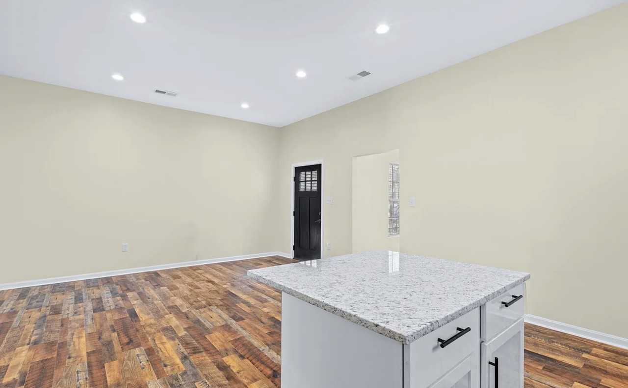 2403 Bank St - Photo 7 of 17