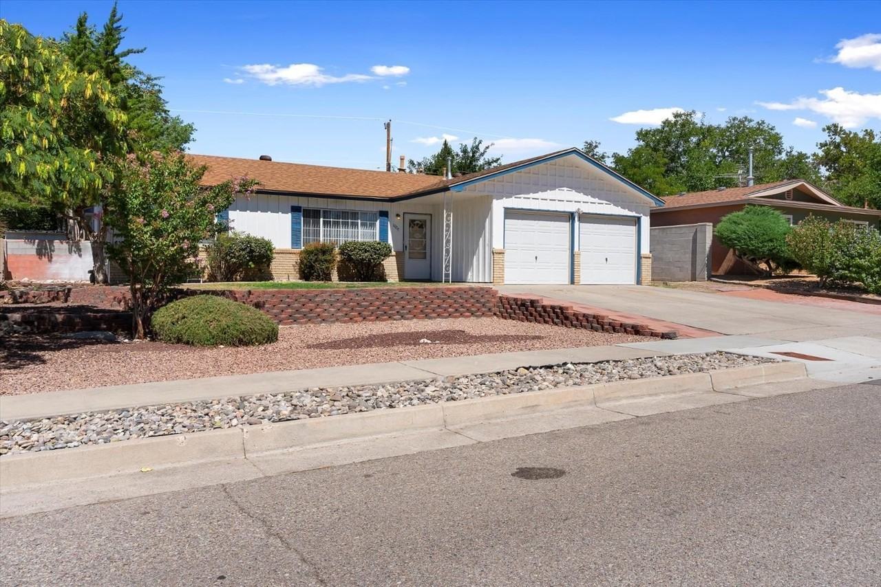 10217 Santa Paula Ave Ne - Photo 3 of 34