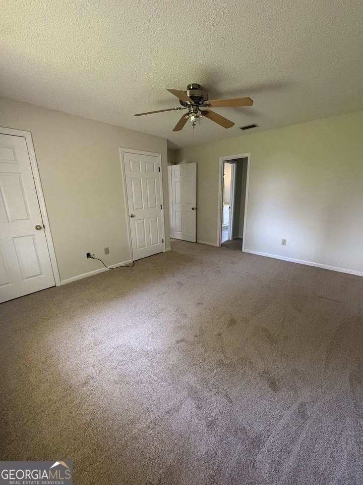 303 Holly Ct - Photo 4 of 16