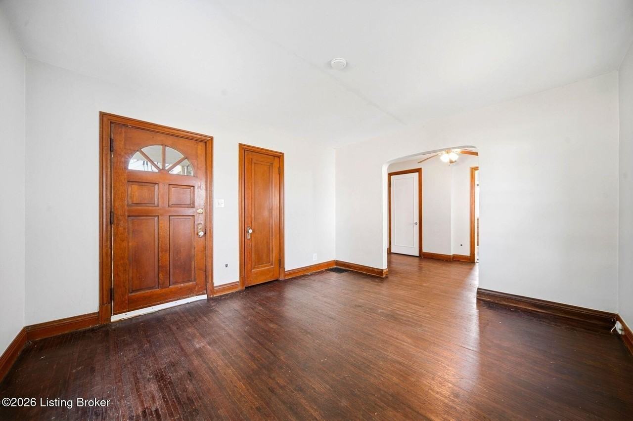 1050 Oakwood Ave - Photo 4 of 50