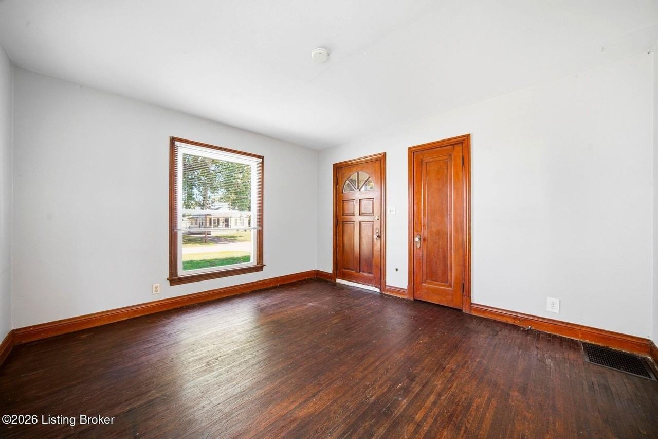 1050 Oakwood Ave - Photo 5 of 50