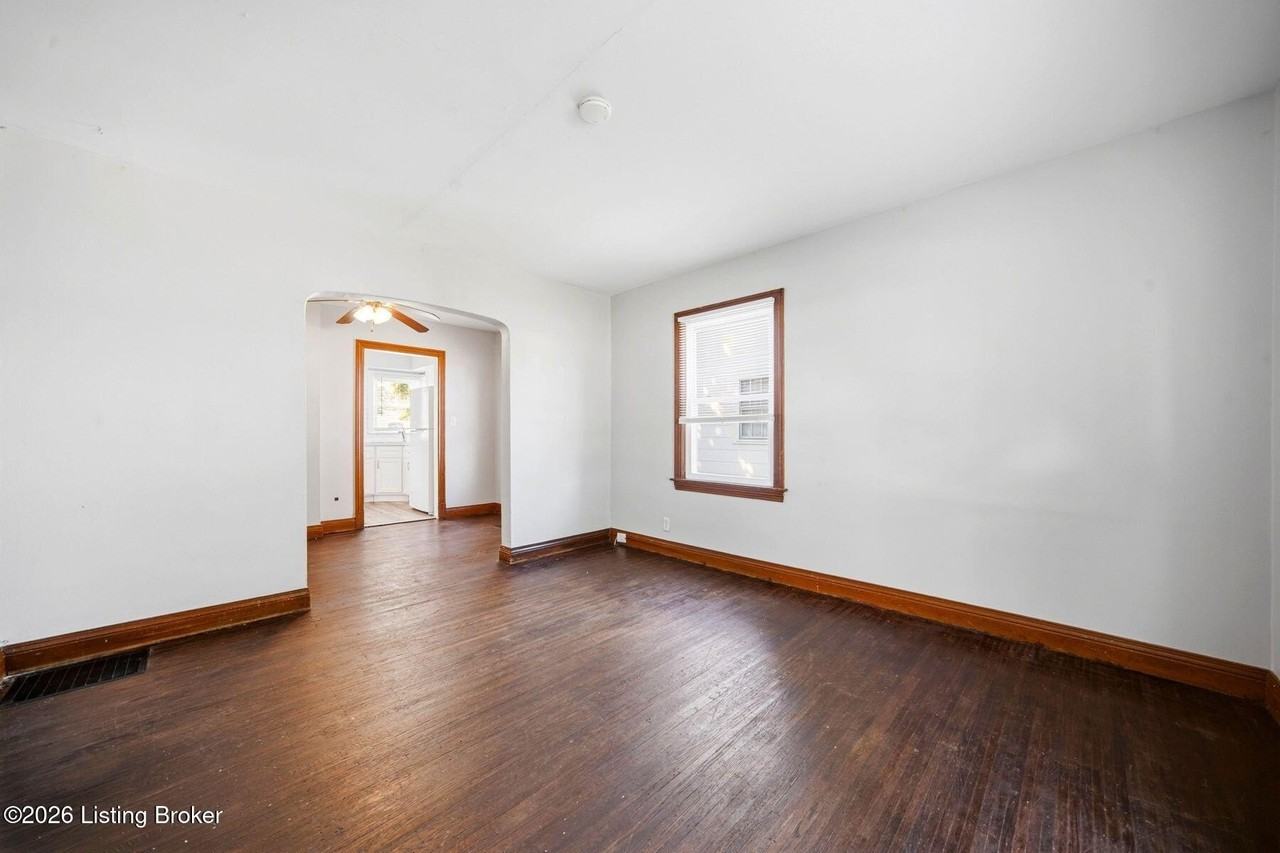 1050 Oakwood Ave - Photo 6 of 50
