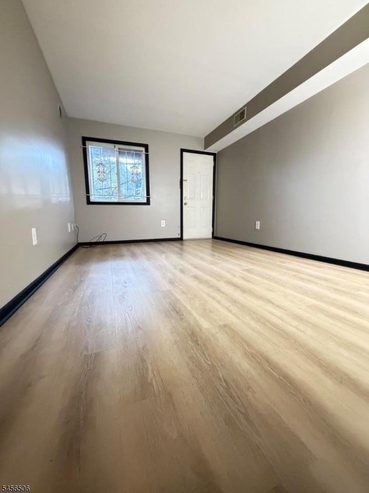 226 Maple Ave #1L - Photo 7 of 31