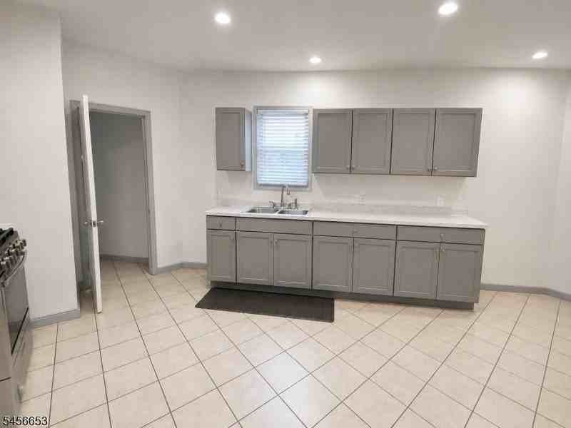 245 Alexander St #2 - Photo 5 of 12