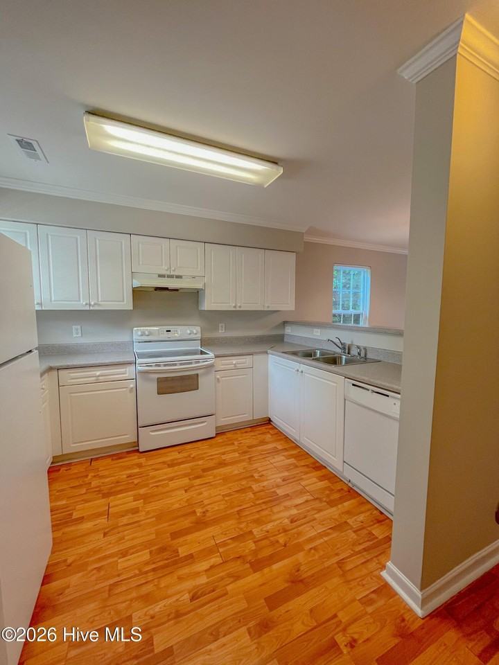 501 Shortfin Dr - Photo 2 of 24
