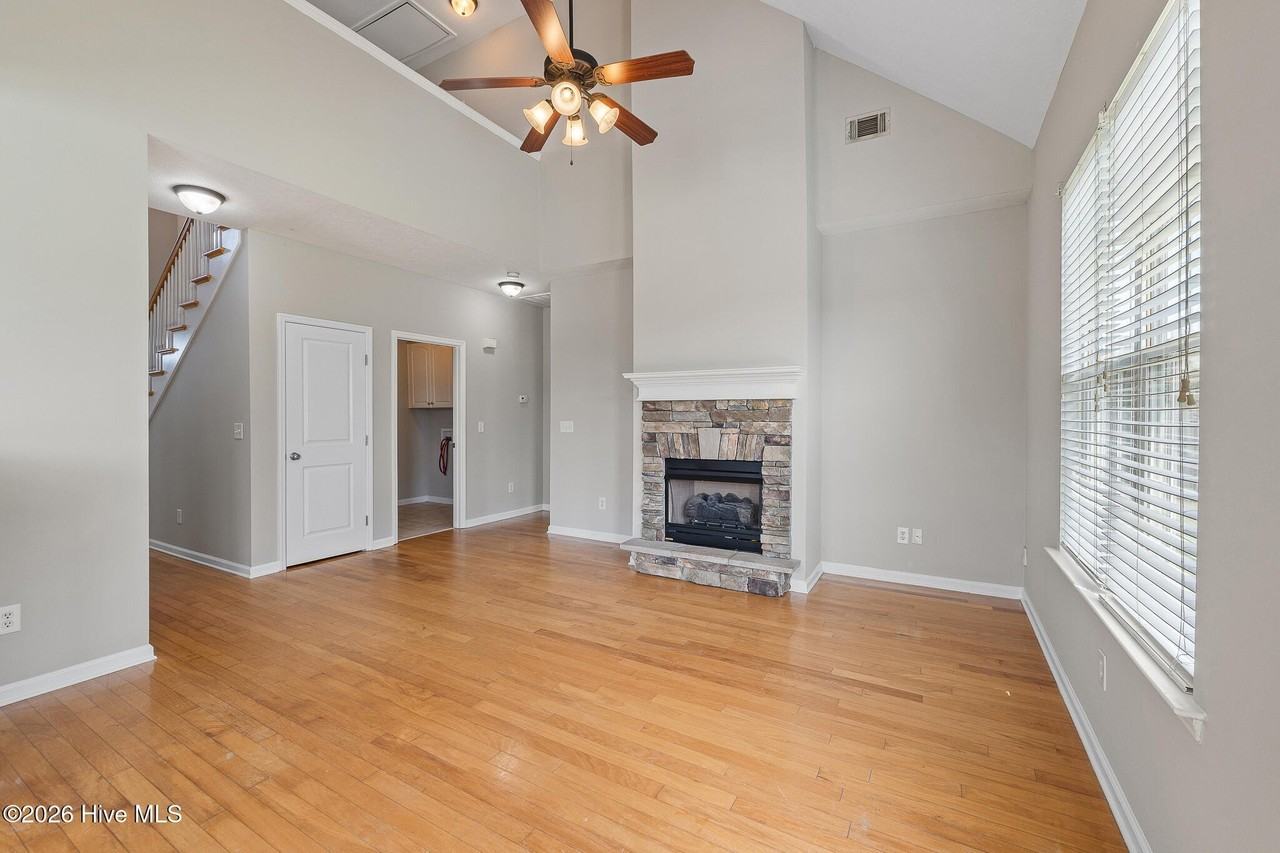 1034 Stockton St - Photo 2 of 26