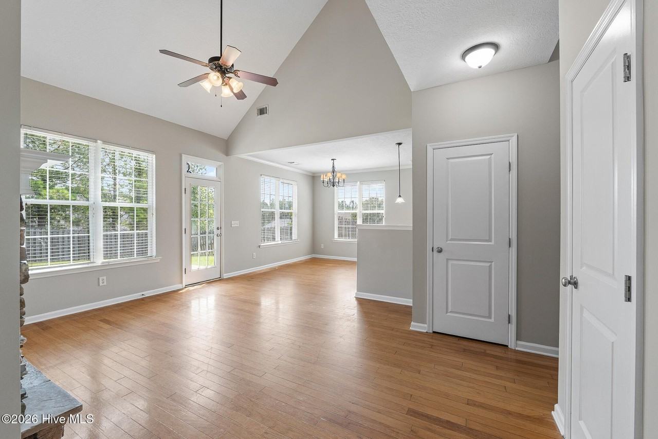1034 Stockton St - Photo 3 of 26