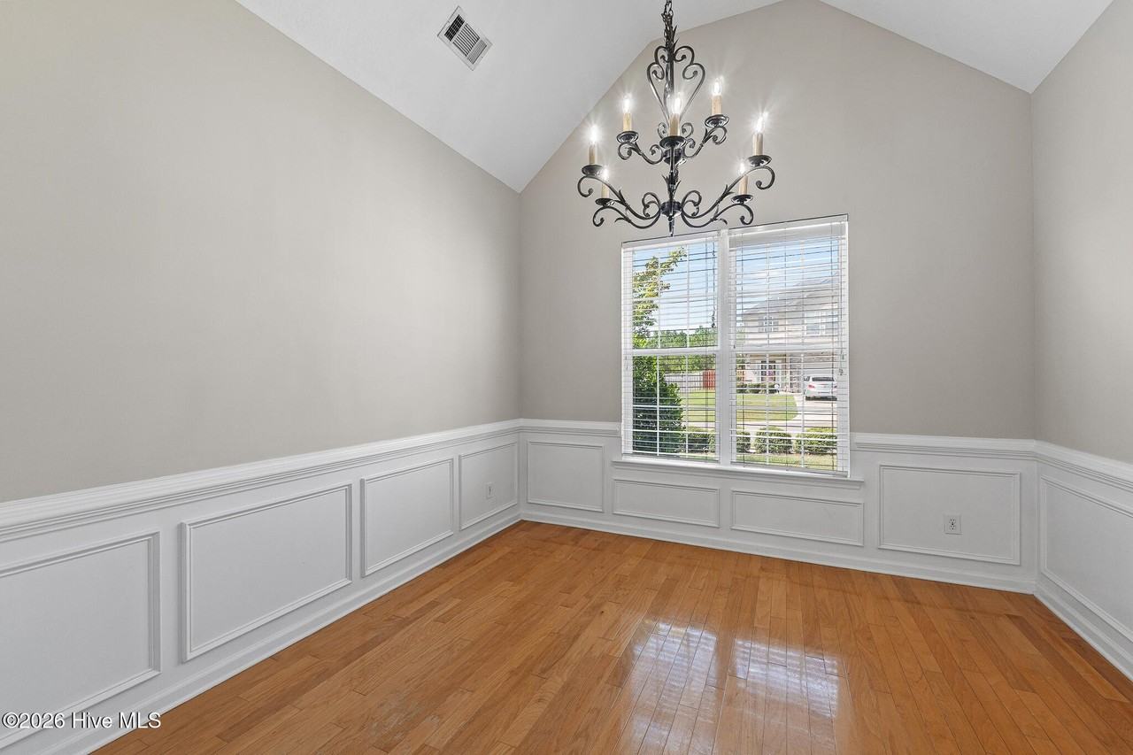 1034 Stockton St - Photo 5 of 26