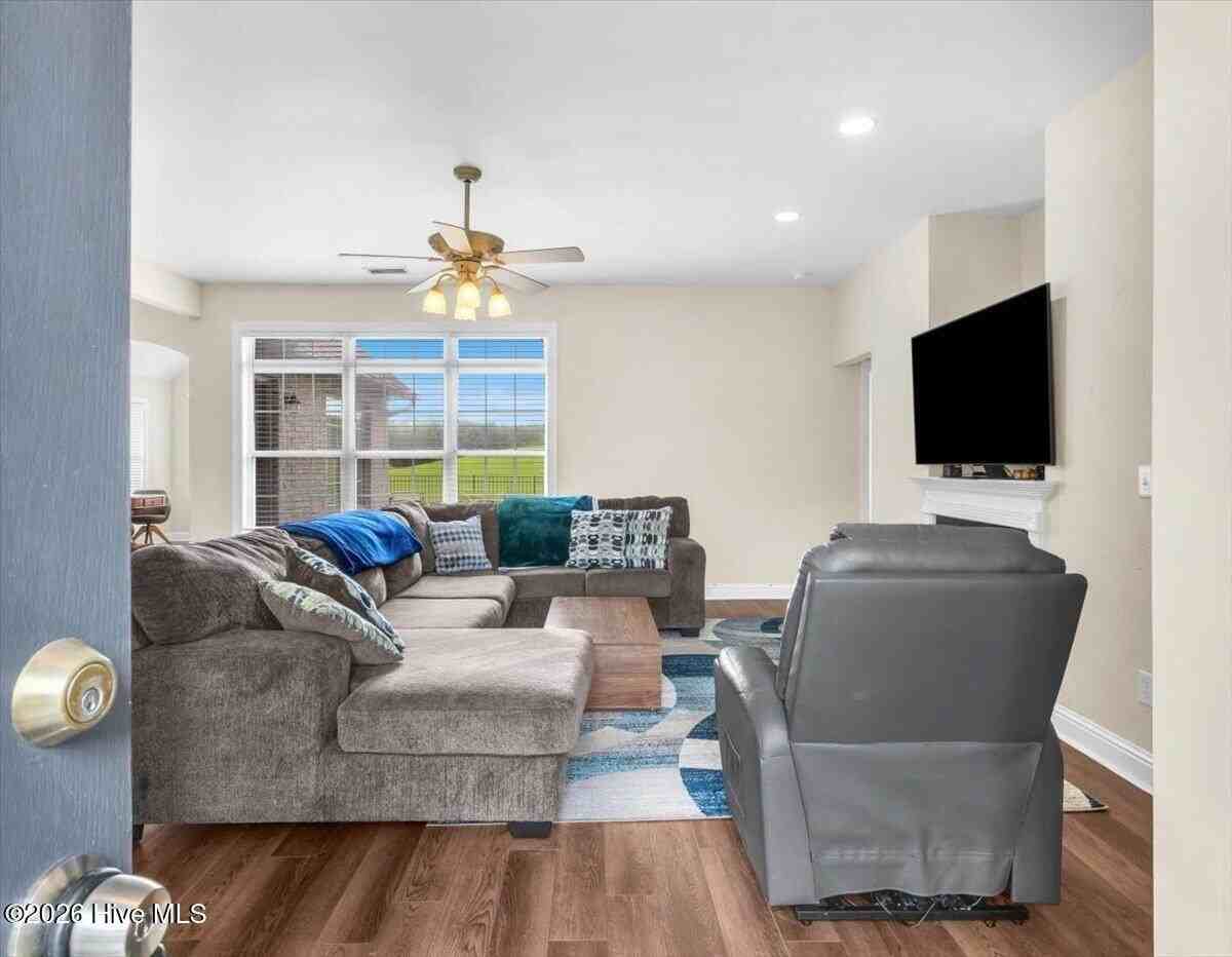 38 Castle Bay Dr - Photo 5 of 46