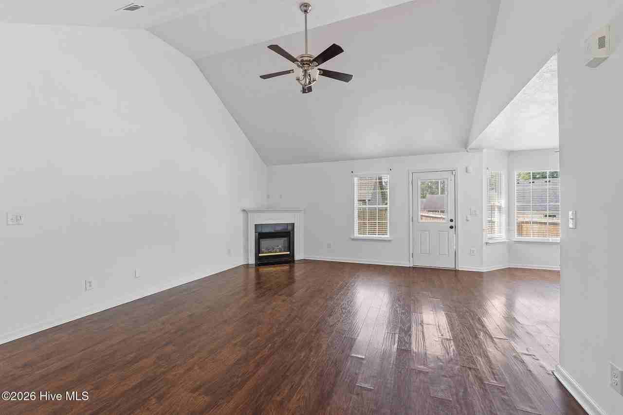 1904 Lobelia Ln - Photo 4 of 18