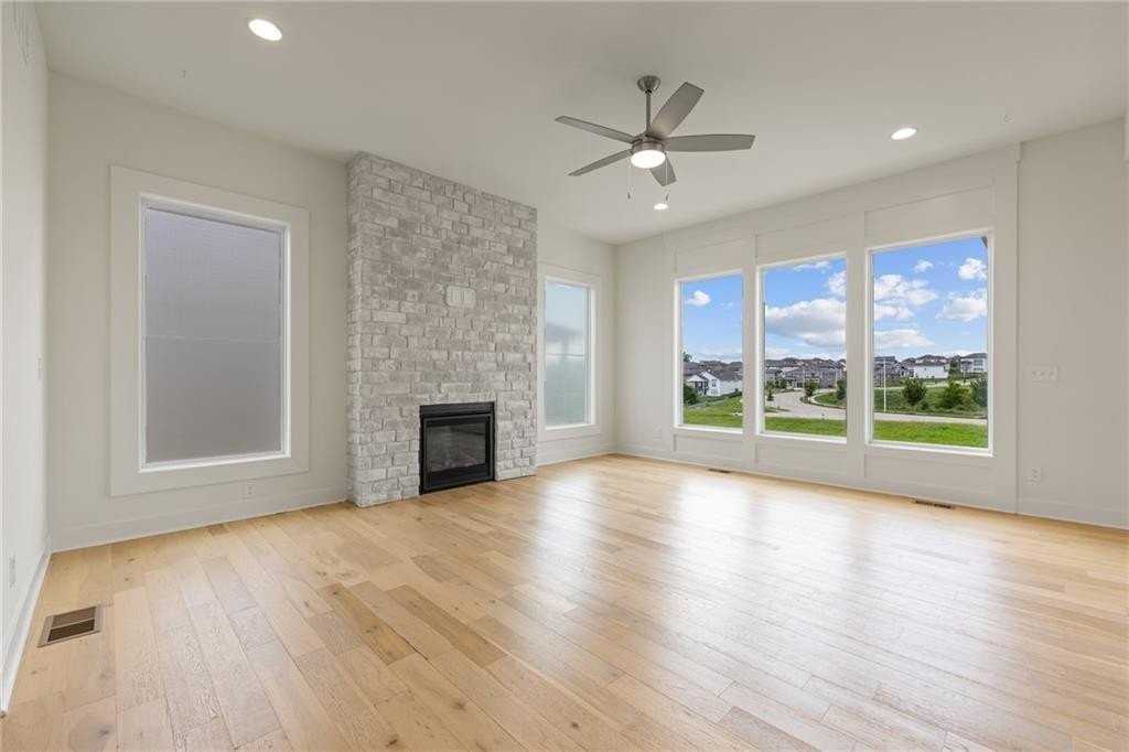 18228 Earnshaw St - Photo 4 of 31
