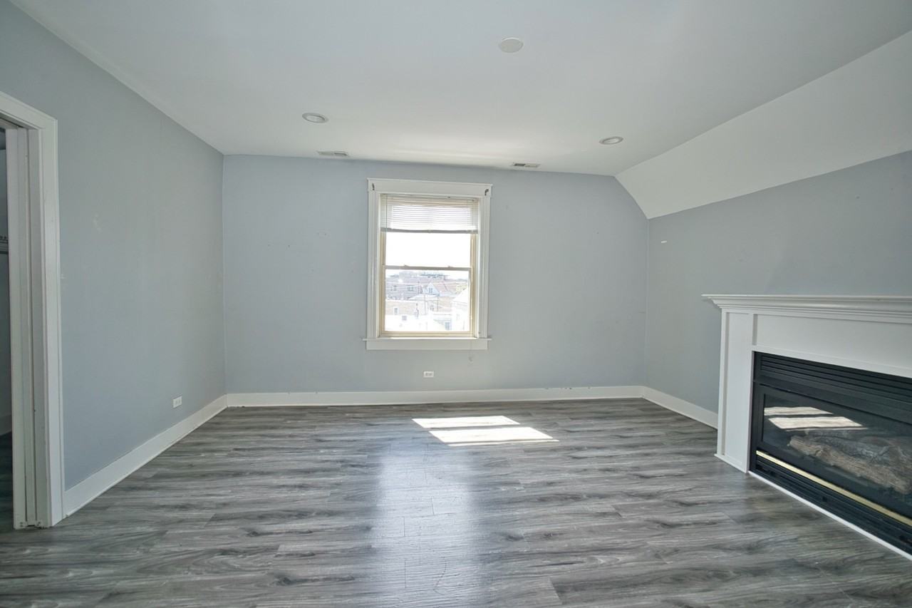 2310 W Belmont Ave ##3 - Photo 2 of 9