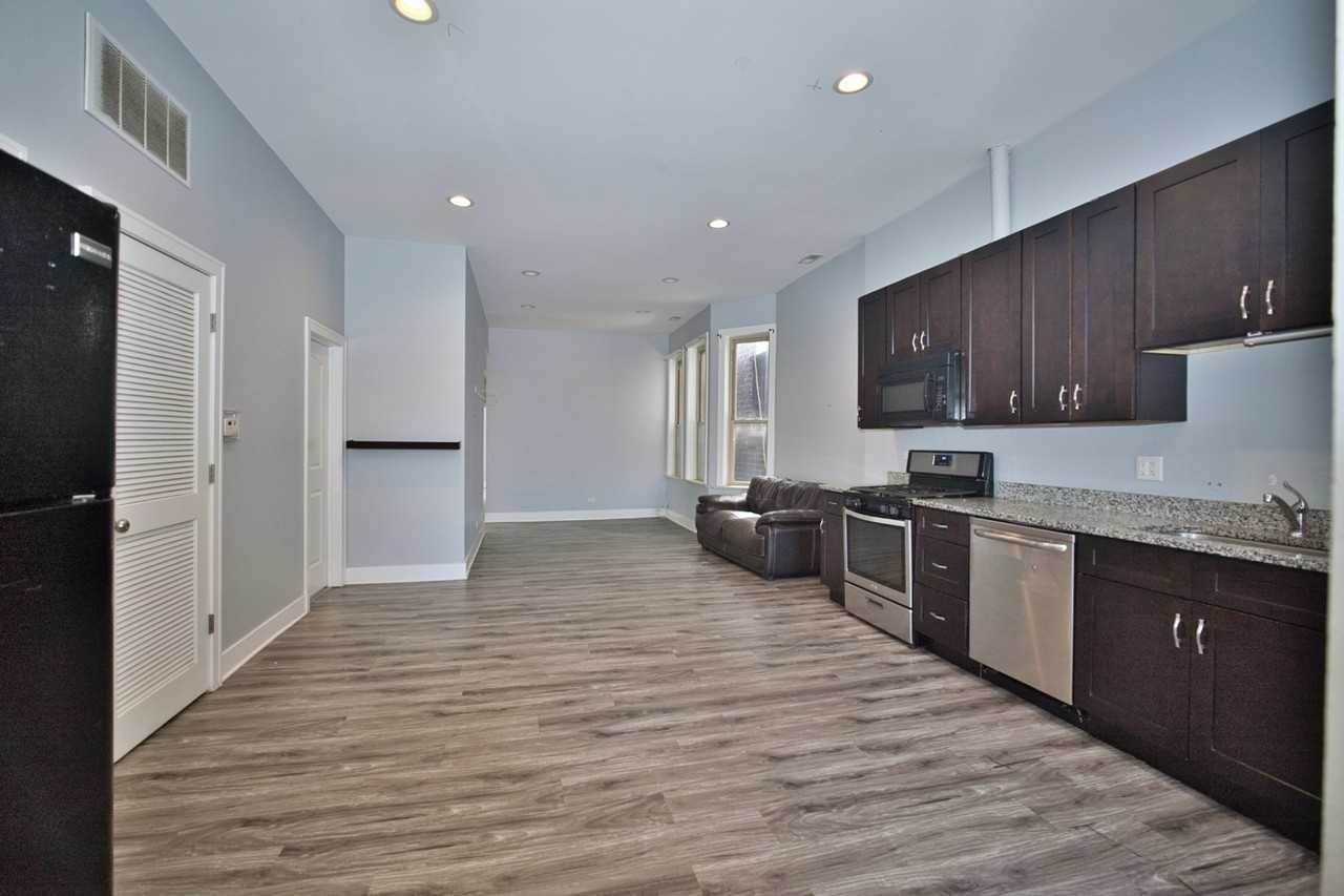 2310 W Belmont Ave ##3 - Photo 3 of 9