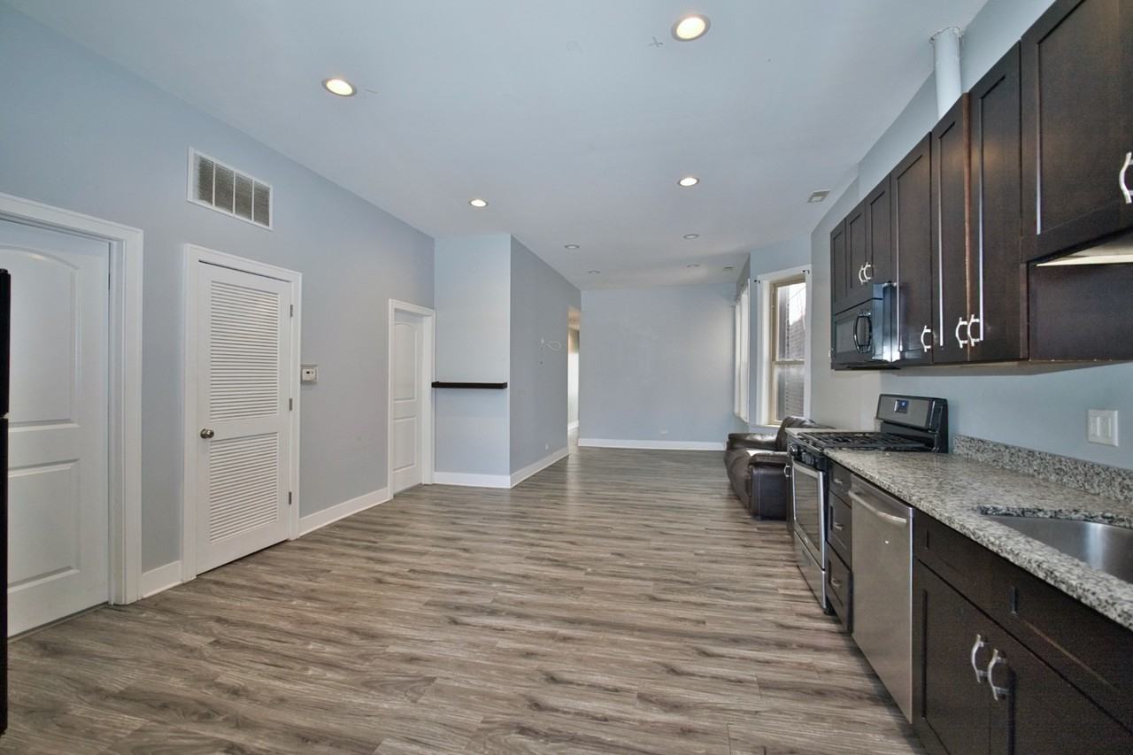2310 W Belmont Ave ##3 - Photo 4 of 9