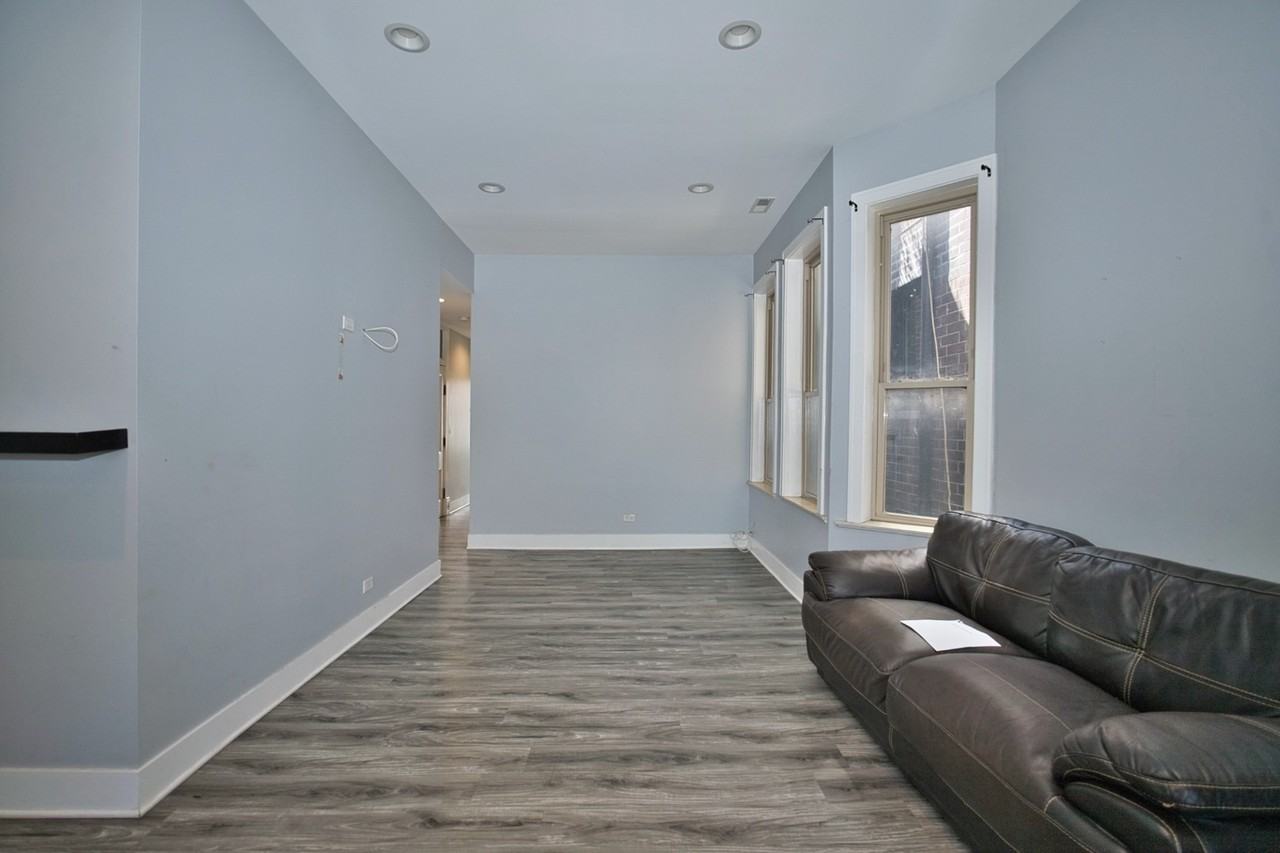 2310 W Belmont Ave ##3 - Photo 5 of 9