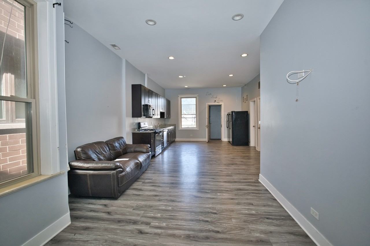 2310 W Belmont Ave ##3 - Photo 6 of 9