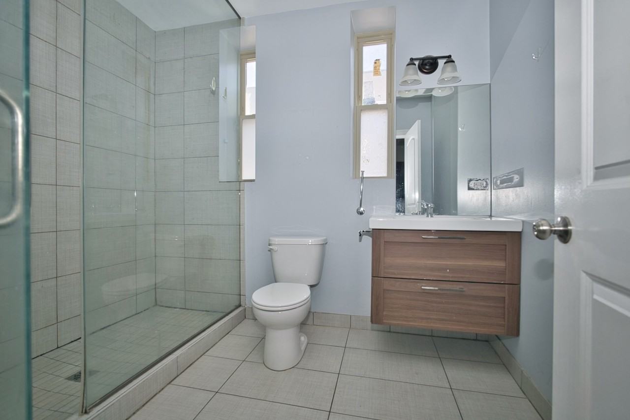 2310 W Belmont Ave ##3 - Photo 7 of 9