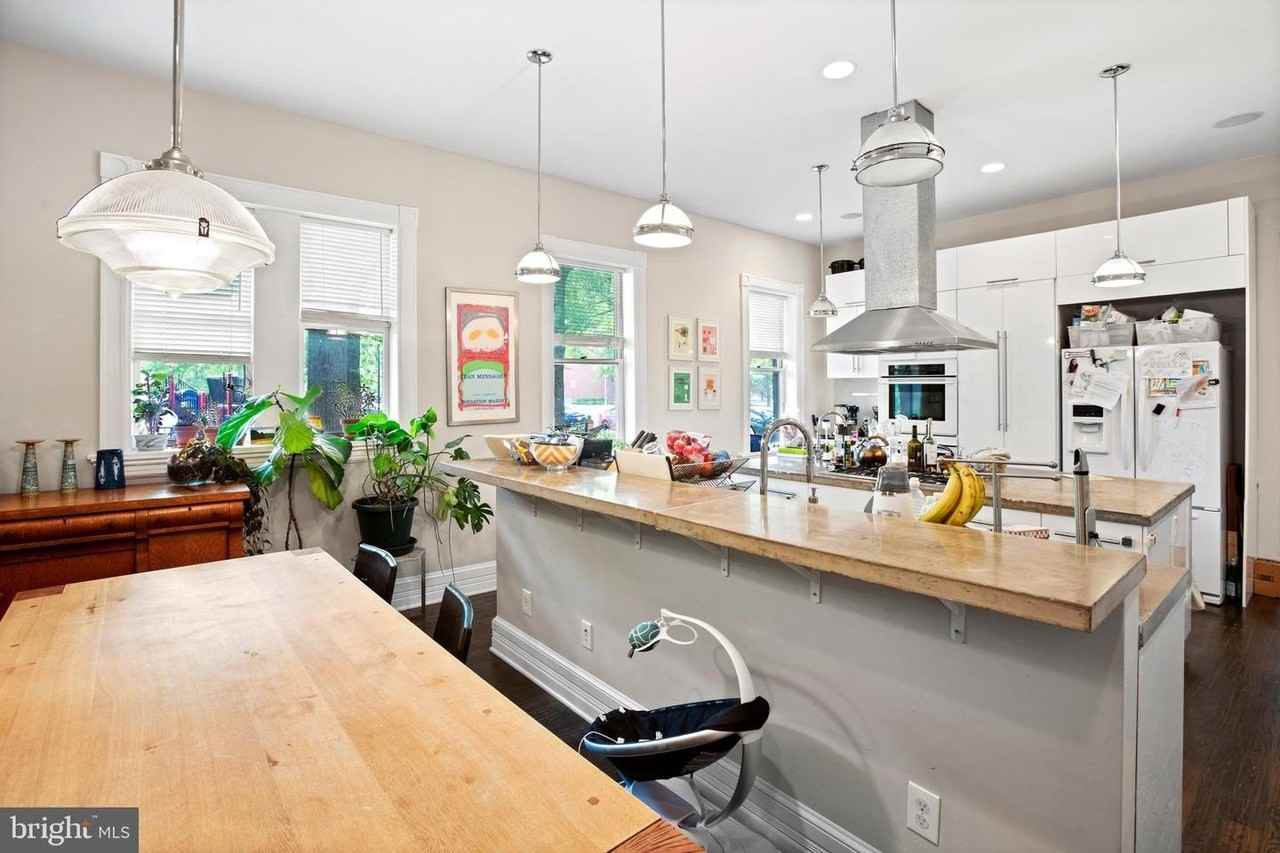261 Robert St - Photo 2 of 33