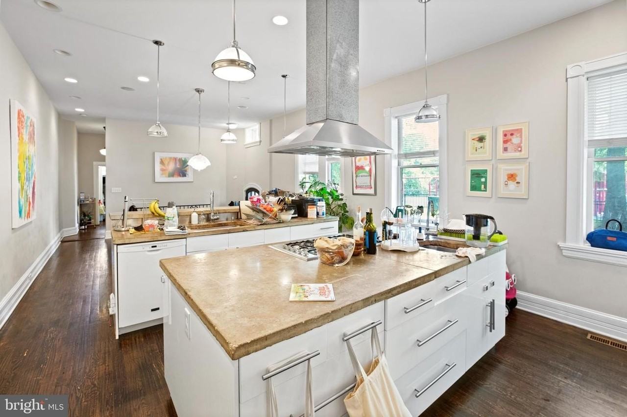 261 Robert St - Photo 4 of 33