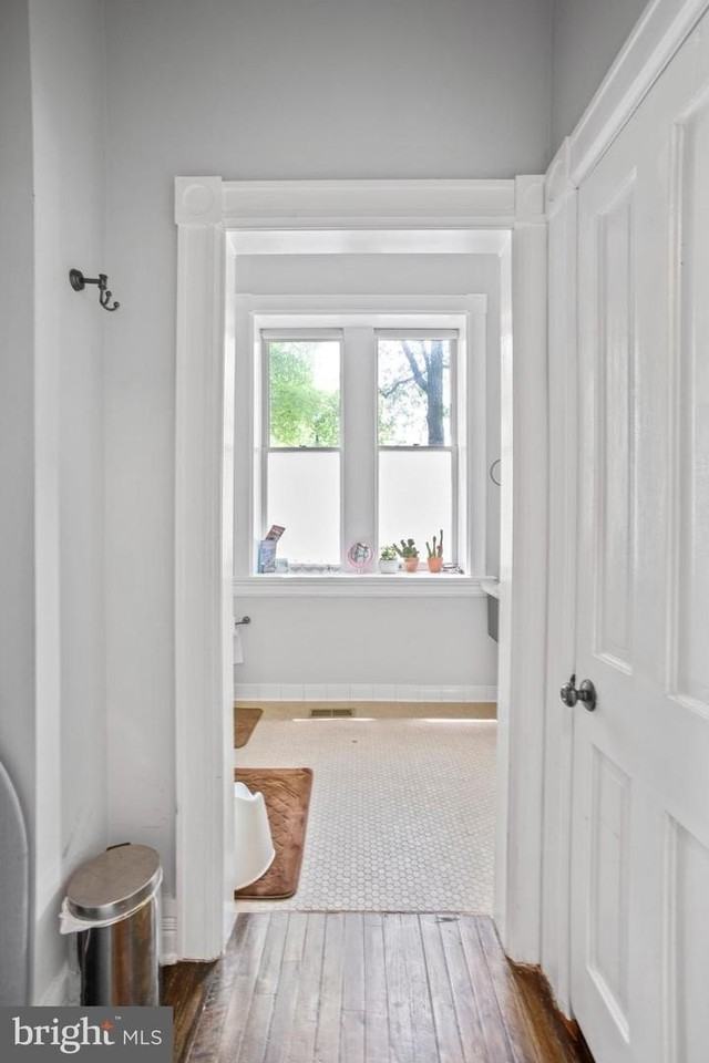 261 Robert St - Photo 5 of 33