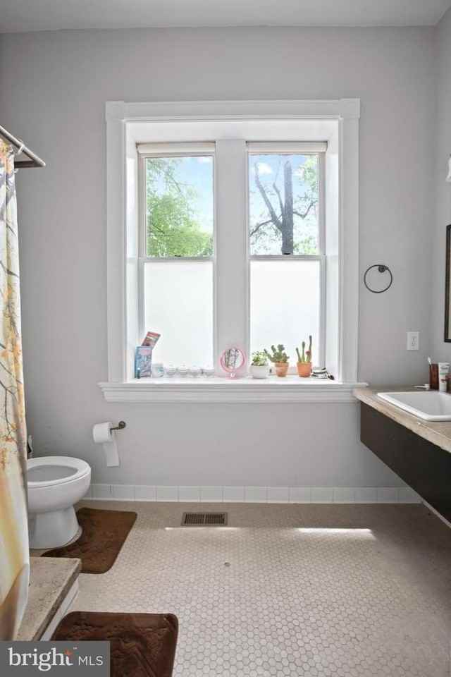 261 Robert St - Photo 6 of 33