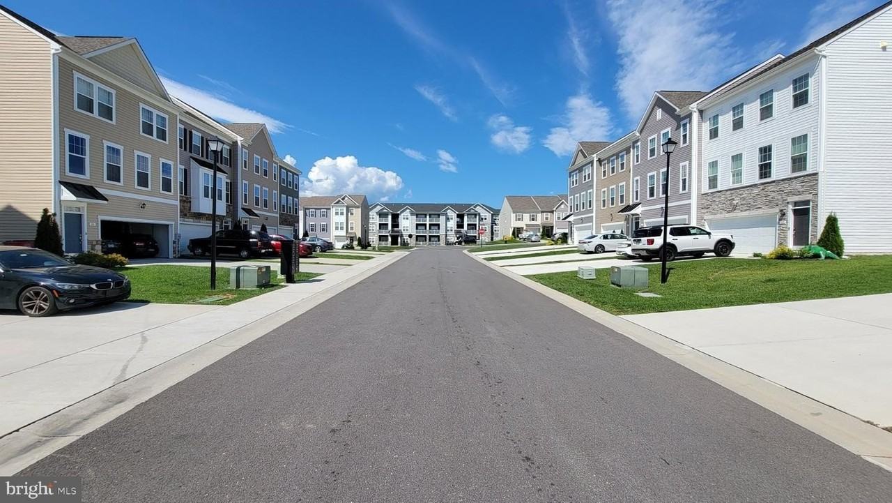 39 Stafford Pl - Photo 3 of 33