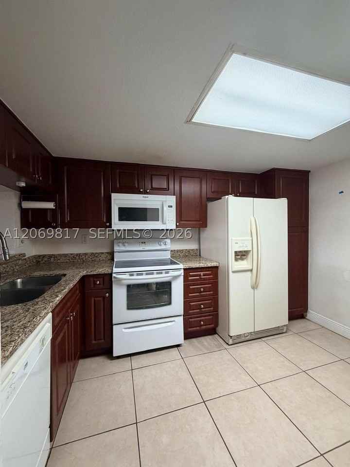 721 Sw 113th Way #721 - Photo 4 of 24