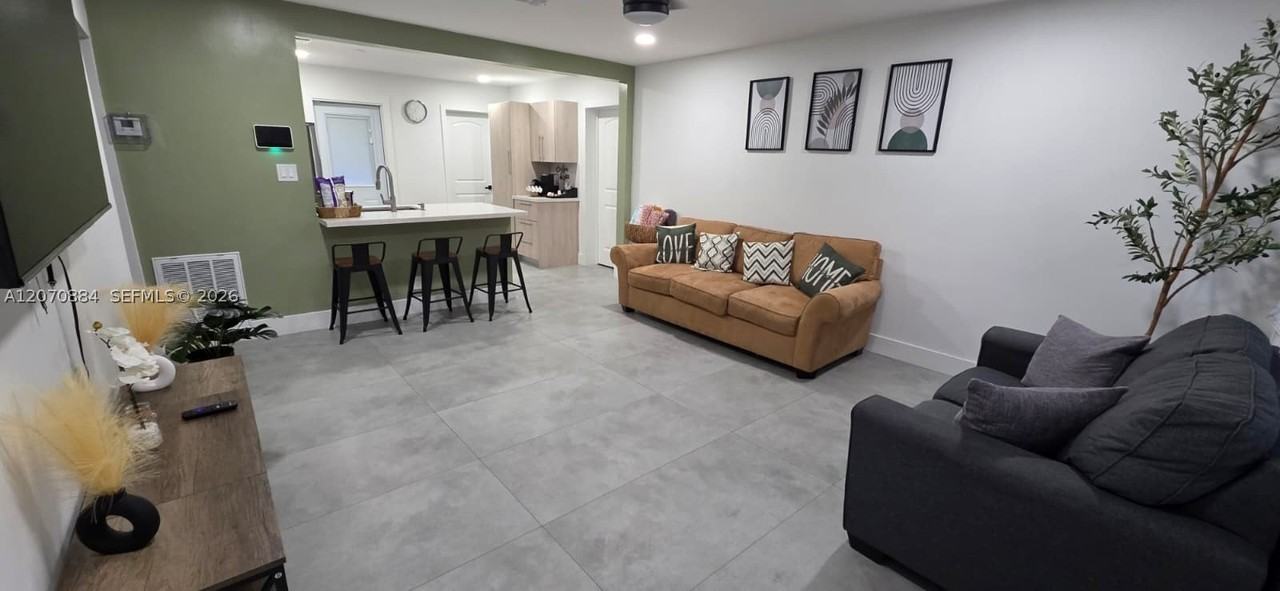 420 S 28th Ave - Photo 2 of 15